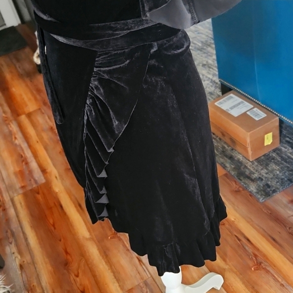 Storia Velvet Dress - Picture 9 of 13